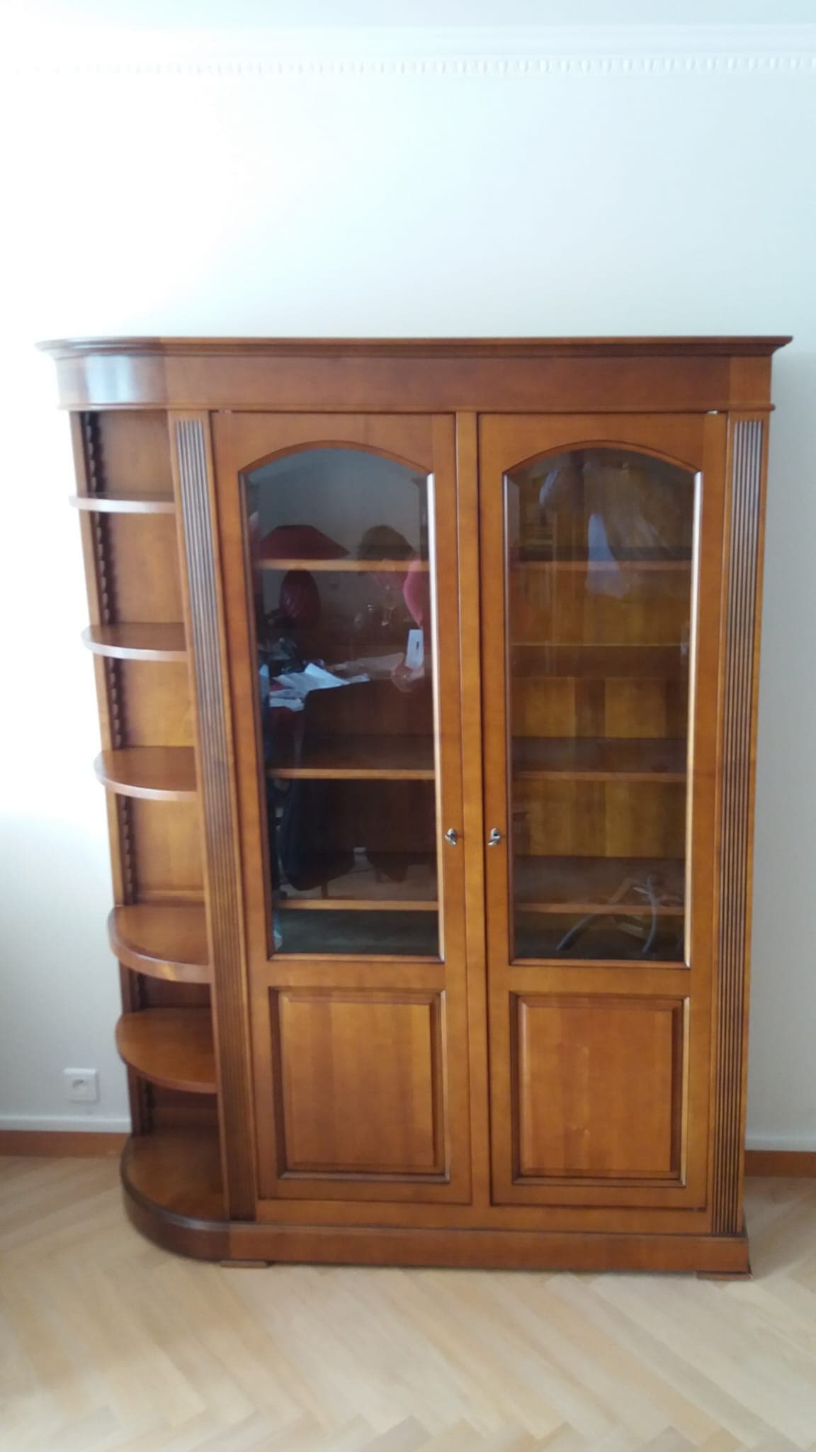 Bibliothèque-vitrine en merisier massif à deux portes vitrées cintrées, pilastres cannelés et étagère galbée latérale
