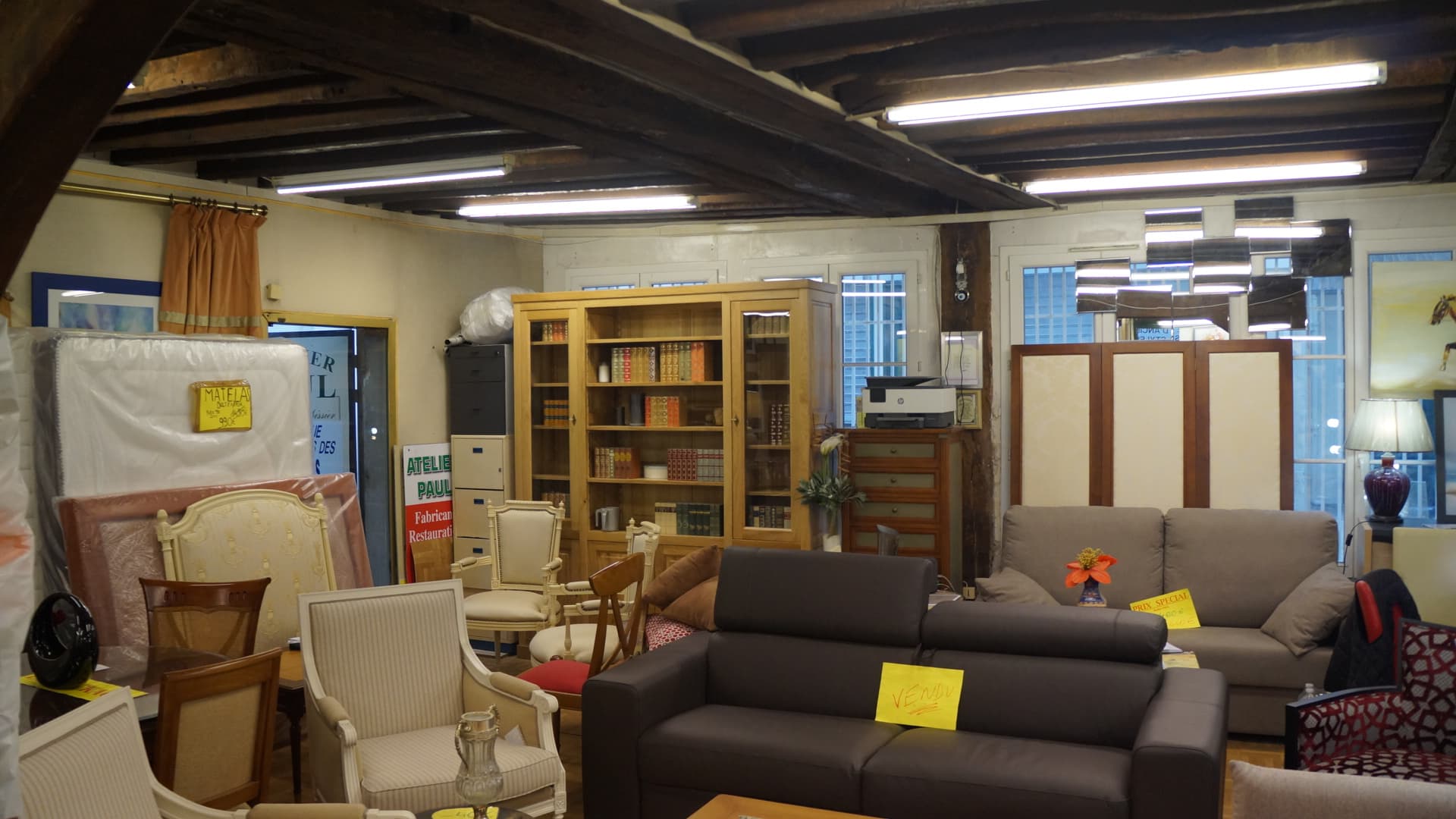 Le showroom de l’Atelier Paul aujourd’hui, meubles et sièges en bois massif
