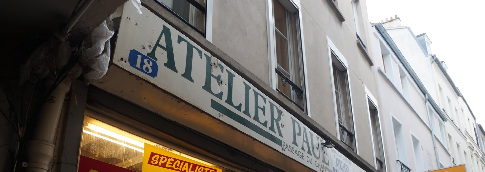L’enseigne émaillée de l’Atelier Paul, 18 passage du Chantier à Paris