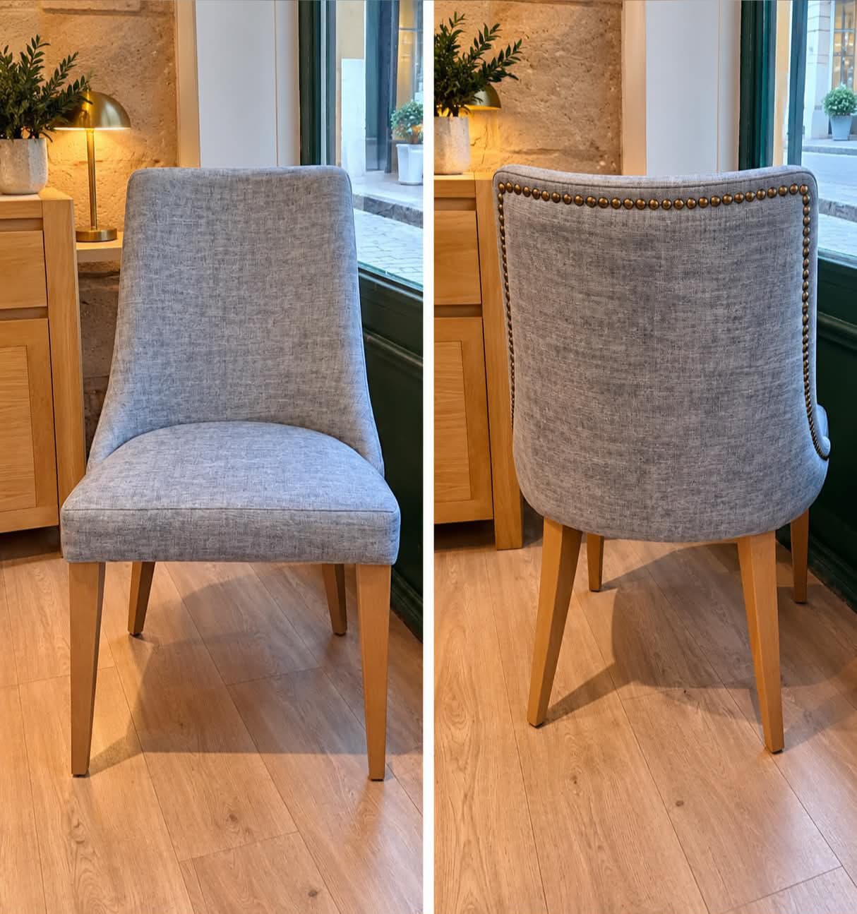 Chaise moderne entièrement garnie de tissu chiné gris bleu, vue de face et de dos : dossier incurvé bordé de clous en laiton vieilli, pieds fuselés en bois massif clair