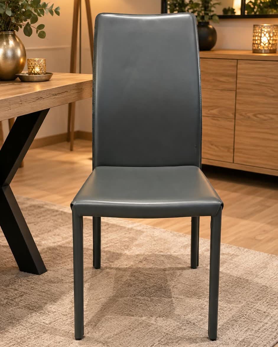 Chaise moderne entièrement gainée de cuir de vachette gris anthracite, dossier haut légèrement incliné, assise rembourrée et pieds fins gainés