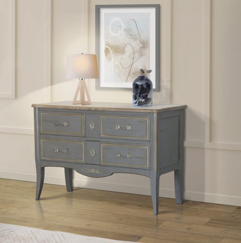 Commode de style Louis XV laquée gris bleuté patiné, plateau en bois naturel, deux rangs de tiroirs soulignés de filets dorés à perles, poignées tombantes, tablier chantourné à applique dorée et pieds cambrés