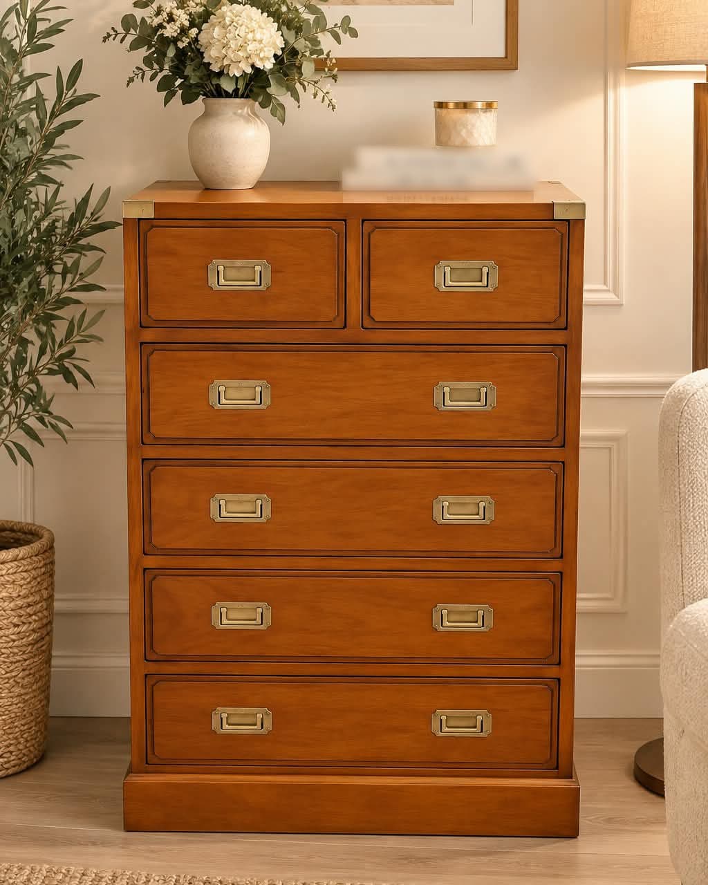 Commode haute de style marine en bois massif, six tiroirs soulignés d’un filet noir, poignées encastrées et coins de plateau en laiton, socle en plinthe